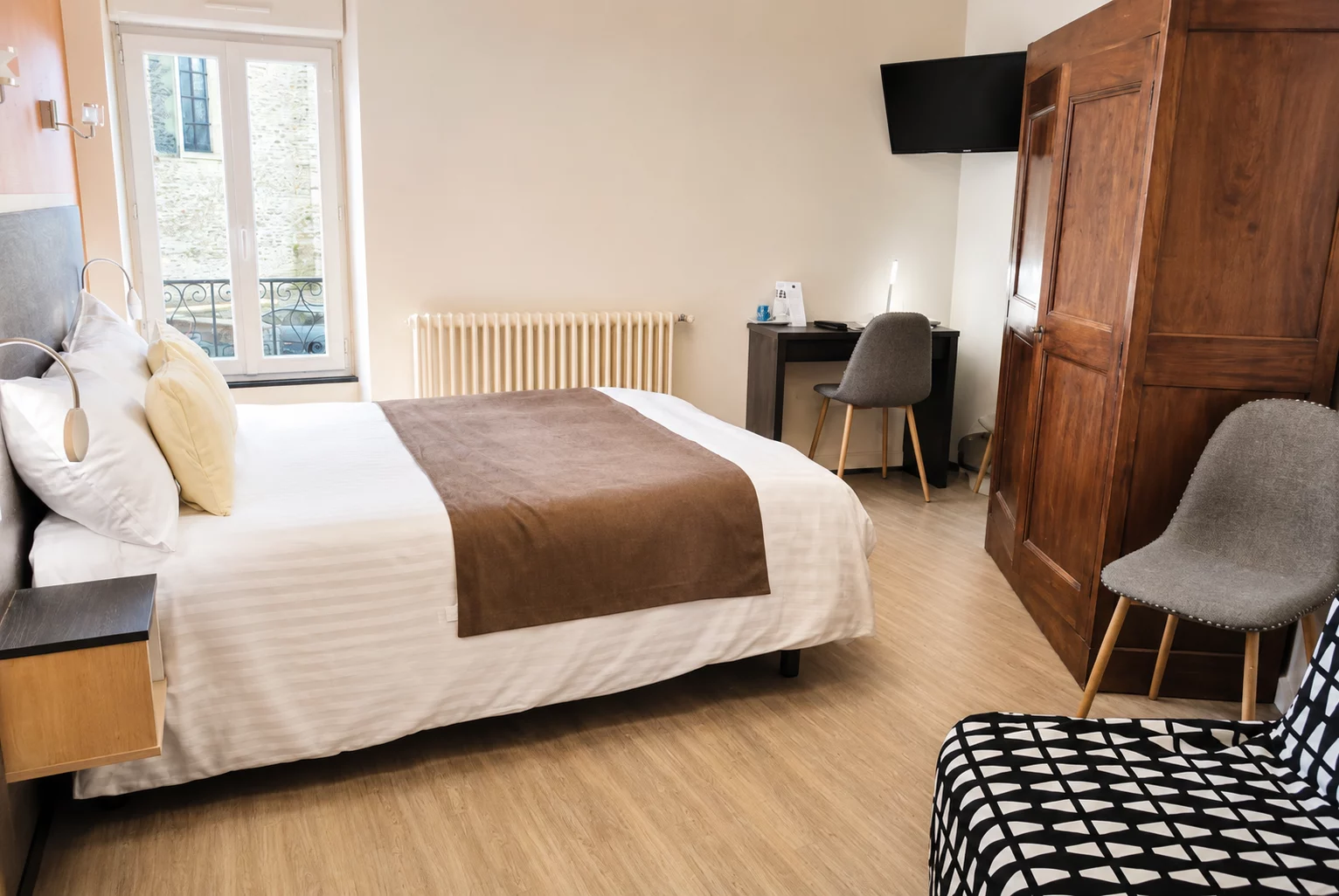 Chambre triple avec baignoire pour deux adultes et un enfant