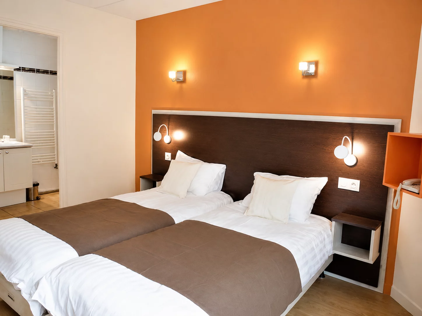 Chambre lits jumeaux avec douche